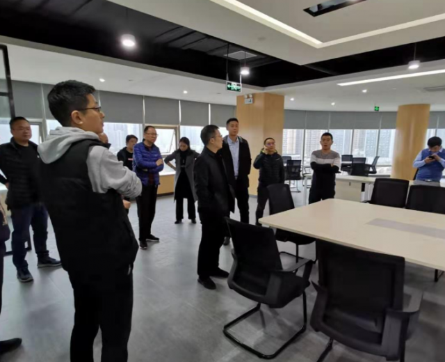 中國電信各領(lǐng)導(dǎo)視察綿陽辦公大廈設(shè)計裝修情況